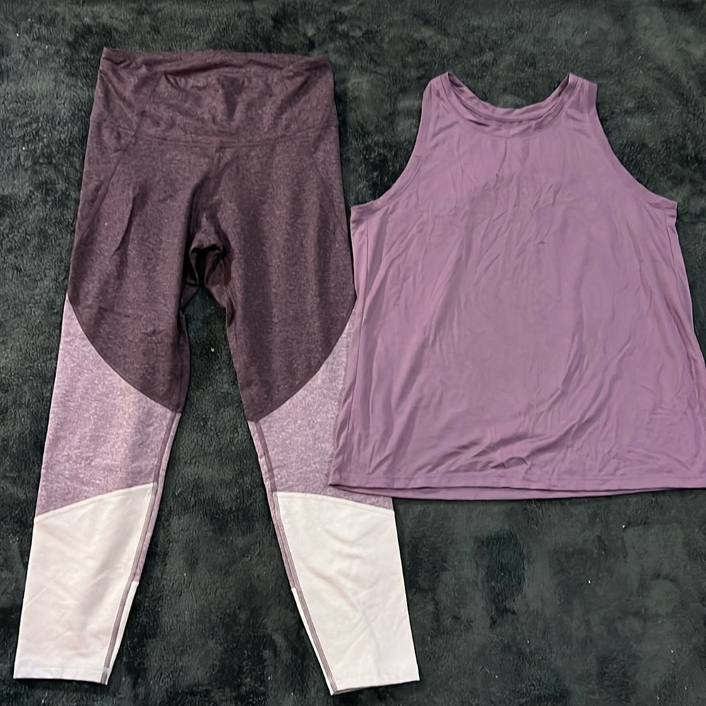 Women’s workout set. Tank and leggings.